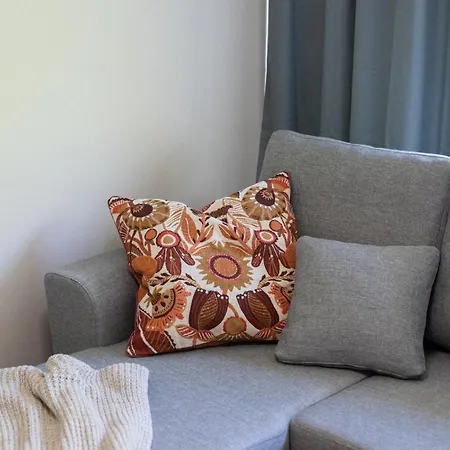 Cozy With Self Check-in & Free Parking Lägenhet *